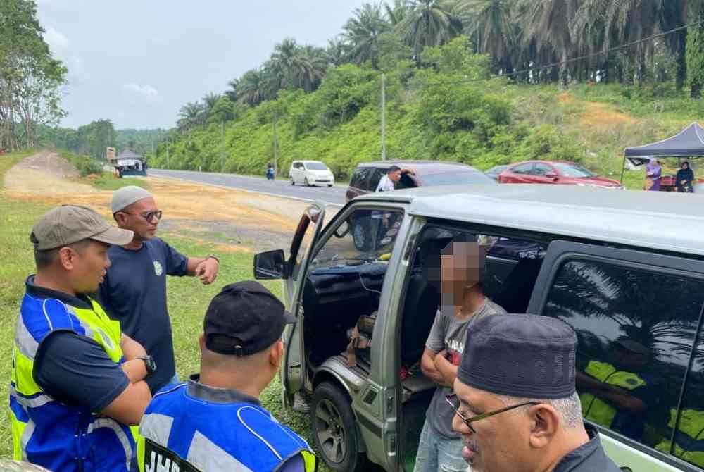 Anggota penguat kuasa JHEAT menahan empat lelaki yang didapati tidak menunaikan solat Jumaat.