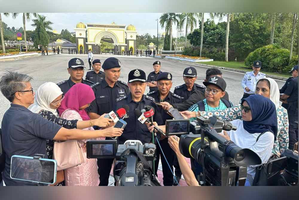 Mohd Yusri bercakap kepada media di pekarangan Istana Negara sempena Istiadat Pertabalan Yang di-Pertuan Agong ke-17, pada Sabtu.