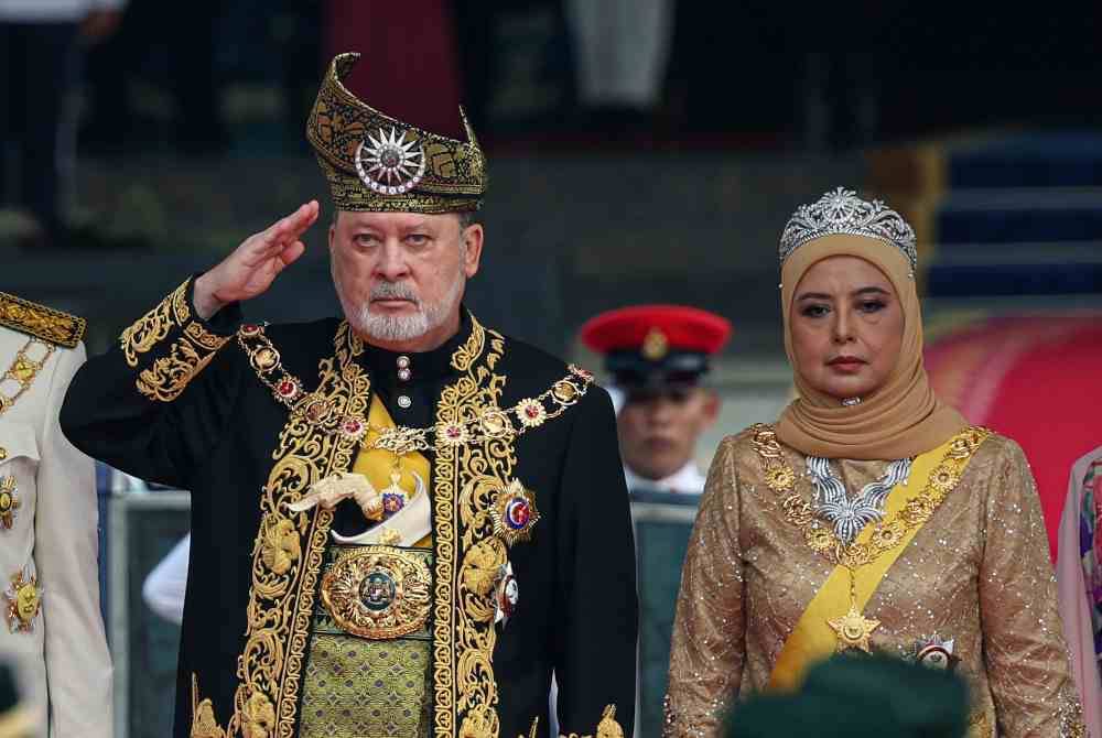 Yang di-Pertuan Agong Sultan Ibrahim berkenan menerima Hormat Diraja daripada Kawalan Kehormatan Utama yang dibarisi empat pegawai dan 103 anggota daripada Batalion Pertama Rejimen Askar Melayu Diraja (1 RAMD) diketuai Mejar Muhammad Fikri Senan pada Istiadat Pertabalan Yang di-Pertuan Agong ke-17 di Dataran Istana Negara, pada Sabtu. Turut berangkat Raja Permaisuri Agong Raja Zarith Sofiah. Foto Bernama