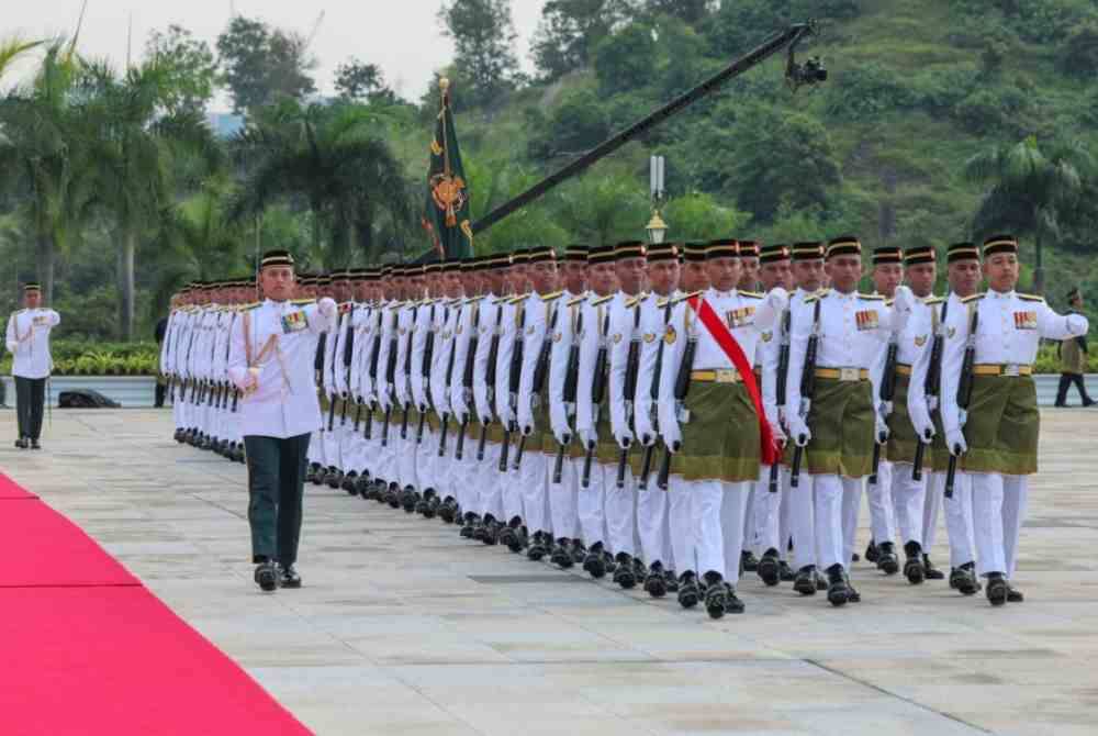 Kawalan Kehormatan Utama terdiri daripada empat pegawai dan 103 anggota dari Batalion Pertama Rejimen Askar Melayu Diraja (1 RAMD) diketuai Mejar Muhammad Fikri Senan pada Istiadat Pertabalan Yang di-Pertuan Agong ke-17 di Istana Negara, pada Sabtu. Foto Bernama