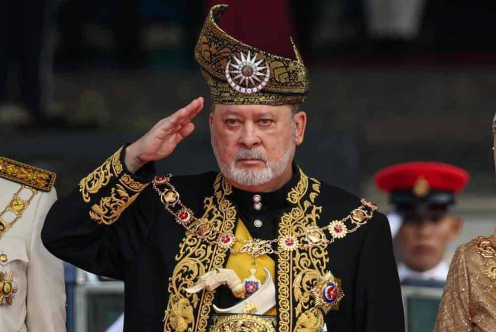 Motif gambir dan lada hitam yang cukup sinonim dengan Johor, buat pertama kalinya diangkat menghiasi tengkolok atau destar Yang di-Pertuan Agong ke-17, Sultan Ibrahim pada Istiadat Pertabalan di Balairung Seri, Istana Negara, pada Sabtu. Foto Bernama