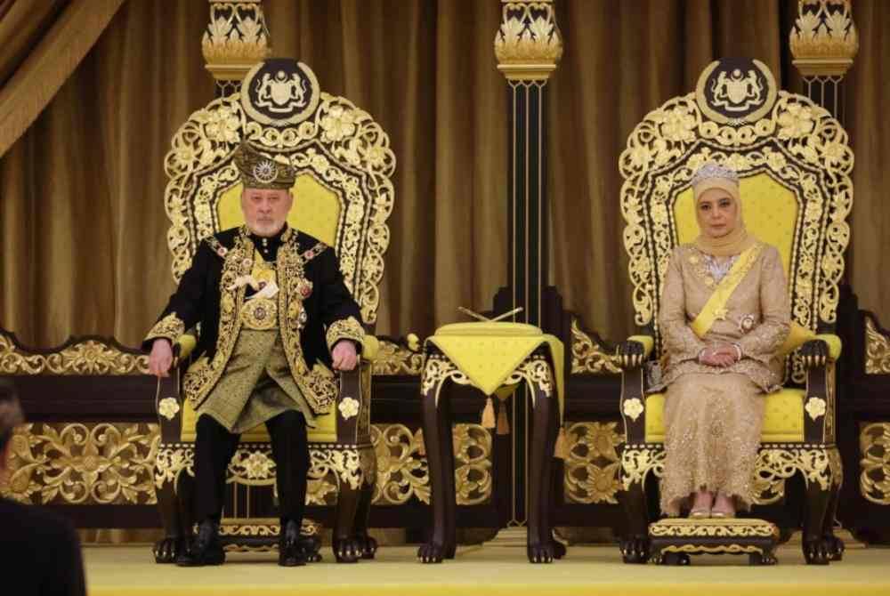 Yang di-Pertuan Agong Sultan Ibrahim dan Raja Permaisuri Agong Raja Zarith Sofiah pada Istiadat Pertabalan Yang di-Pertuan Agong ke-17 di Istana Negara, pada Sabtu. Foto Bernama