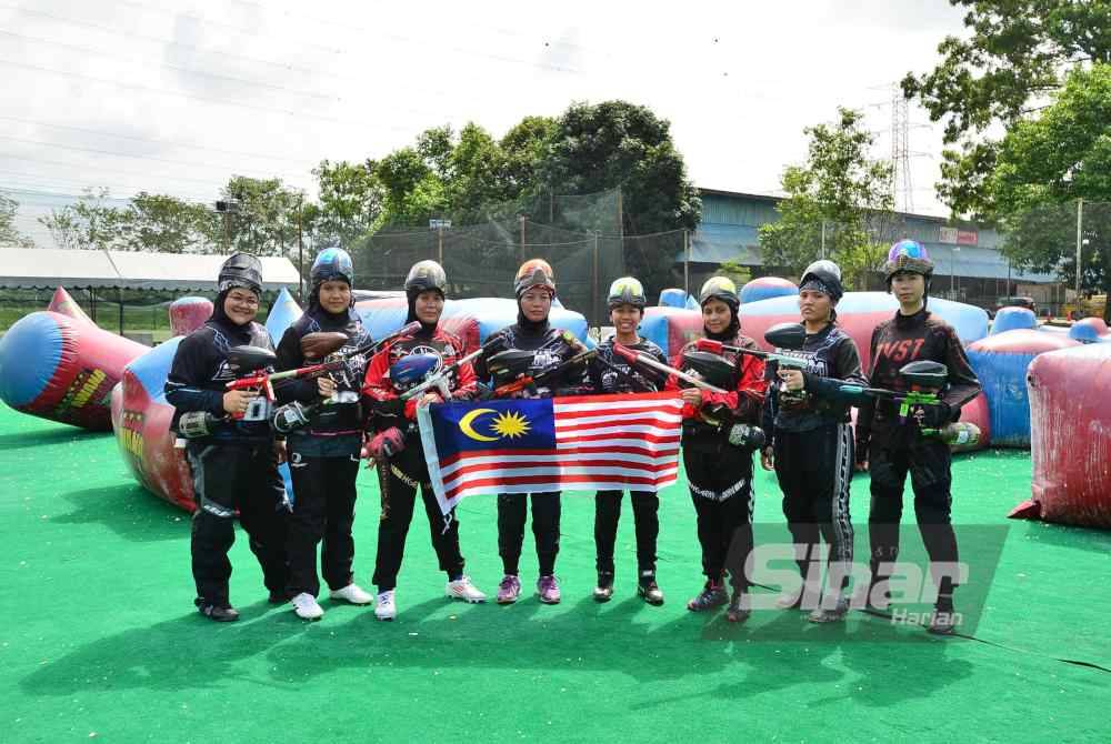 
Nurul Salwa (kiri) bersama sebahagian pemain Thunderstorm yang akan membawa cabaran negara di Piala Dunia Paintball di Dreux, Perancis hujung bulan depan. Foto Sinar Harian-ASRIL ASWANDI ABD SHUKOR