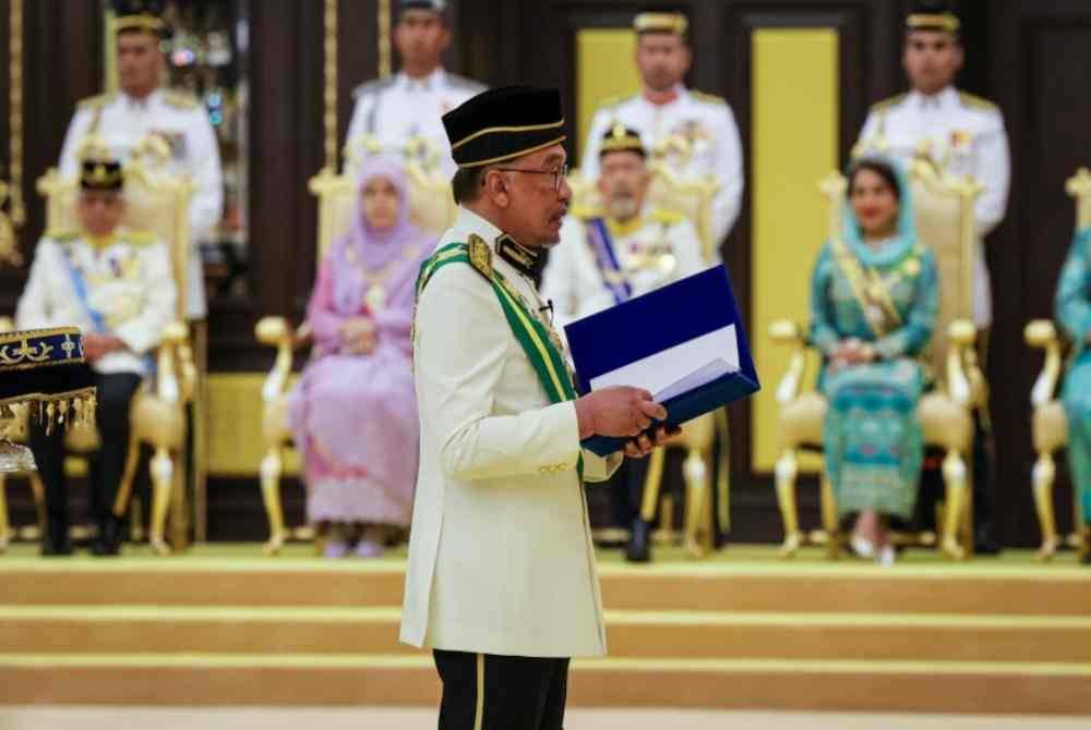 Anwar menyembahkan ucapan tahniah dan taat setia atas pertabalan Sultan Ibrahim sebagai Yang di-Pertuan Agong ke-17 di Istana Negara, pada Sabtu. Foto Bernama