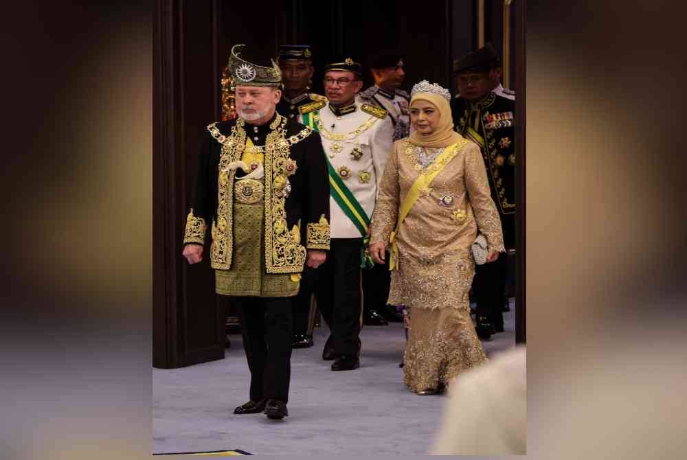 Motif bunga raya disulam menggunakan manik kristal berwarna keemasan menyerikan Kurung Johor yang dikenakan Raja Permaisuri Agong Raja Zarith Sofiah pada Istiadat Pertabalan Yang di-Pertuan Agong Sultan Ibrahim pada Sabtu. Foto Bernama