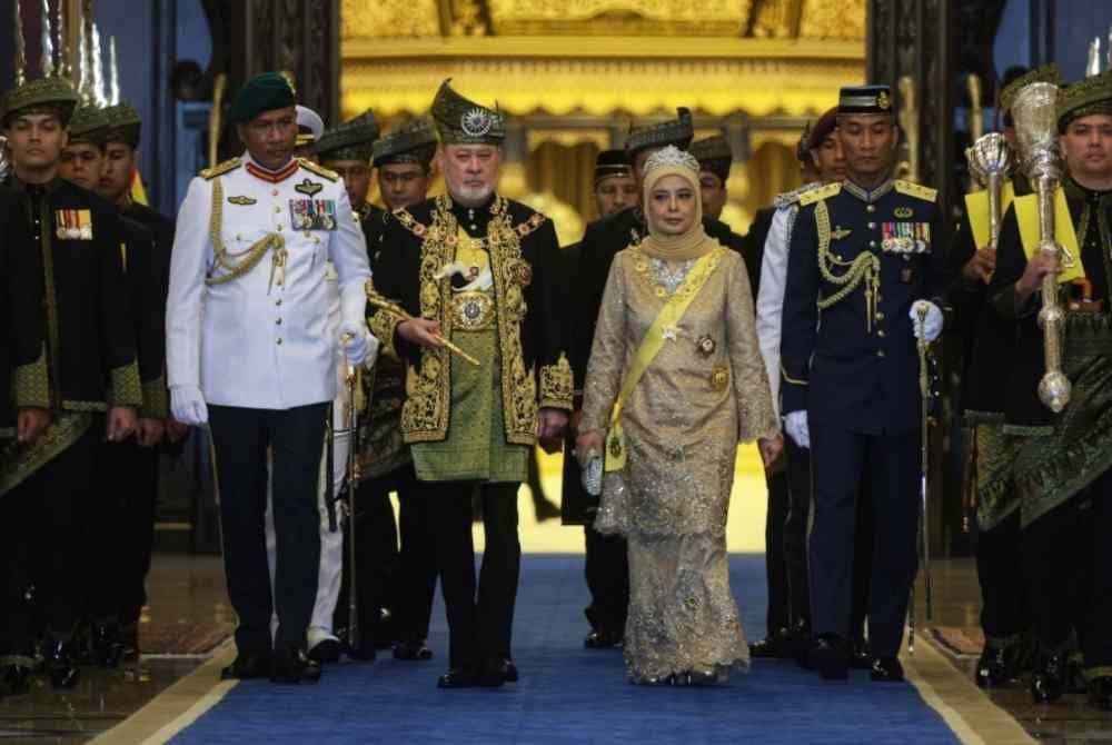 Yang di-Pertuan Agong Sultan Ibrahim dan Raja Permaisuri Agong Raja Zarith Sofiah berkenan berangkat balik selepas Istiadat Pertabalan Yang di-Pertuan Agong ke-17 di Istana Negara, pada Sabtu. Foto Bernama