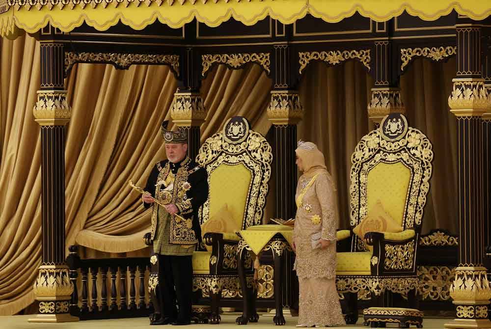 Yang di-Pertuan Agong Sultan Ibrahim berkenan menerima Keris Kerajaan, simbol kebesaran dan kekuasaan Raja Berperlembagaan pada Istiadat Pertabalan Yang di-Pertuan Agong ke-17 di Istana Negara hari ini.