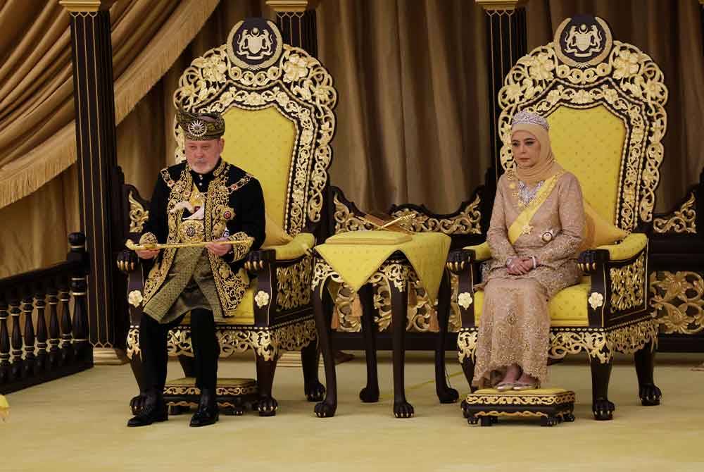 Yang di-Pertuan Agong Sultan Ibrahim berkenan menerima Keris Kerajaan, simbol kebesaran dan kekuasaan Raja Berperlembagaan pada Istiadat Pertabalan Yang di-Pertuan Agong ke-17 di Istana Negara, pada Sabtu. Turut berangkat Raja Permaisuri Agong Raja Zarith Sofiah. Foto Bernama