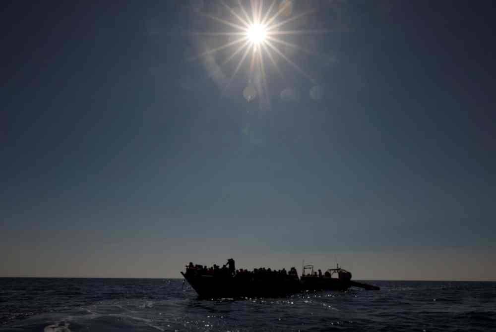 Mangsa yang terselamat diselamatkan oleh Pengawal Pantai Haiti. Foto REUTERS