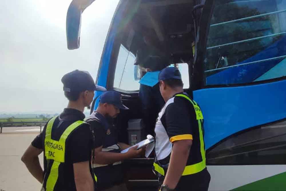 Kakitangan MOTAC melakukan pemeriksaan bas ketika ops khas di Plaza Tol Hutan Kampung pada Sabtu.