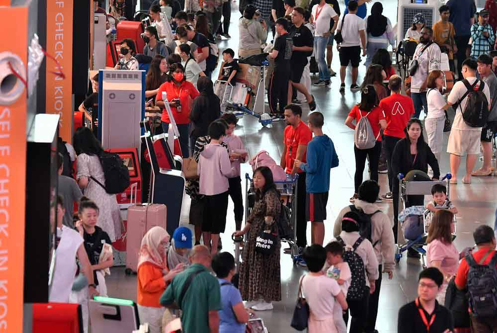 Situasi terkini di Lapangan Terbang Antarabangsa Kuala Lumpur (KLIA) Terminal 2 agak sesak namun kios daftar masuk layan diri kembali beroperasi seperti biasa pada tinjauan pada Sabtu. Foto Bernama