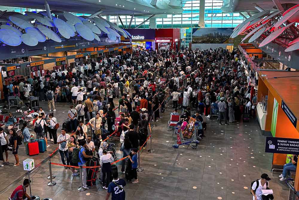 Suasana sesak di Lapangan Terbang Antarabangsa Kuala Lumpur (KLIA) Terminal 2 akibat gangguan IT global yang menjejaskan perkhidmatan seluruh kaunter daftar masuk di lapangan terbang tersebut pada Sabtu. Foto Bernama