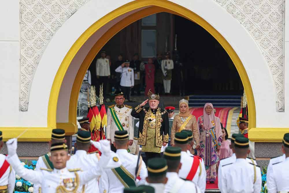 Yang di-Pertuan Agong Sultan Ibrahim diberi Hormat Diraja oleh Kawalan Kehormatan Utama dibarisi empat pegawai dan 103 anggota daripada Batalion Pertama Rejimen Askar Melayu Diraja (1 RAMD) pada Istiadat Pertabalan Yang di-Pertuan Agong ke-17 di Istana Negara pada Sabtu. Foto Bernama