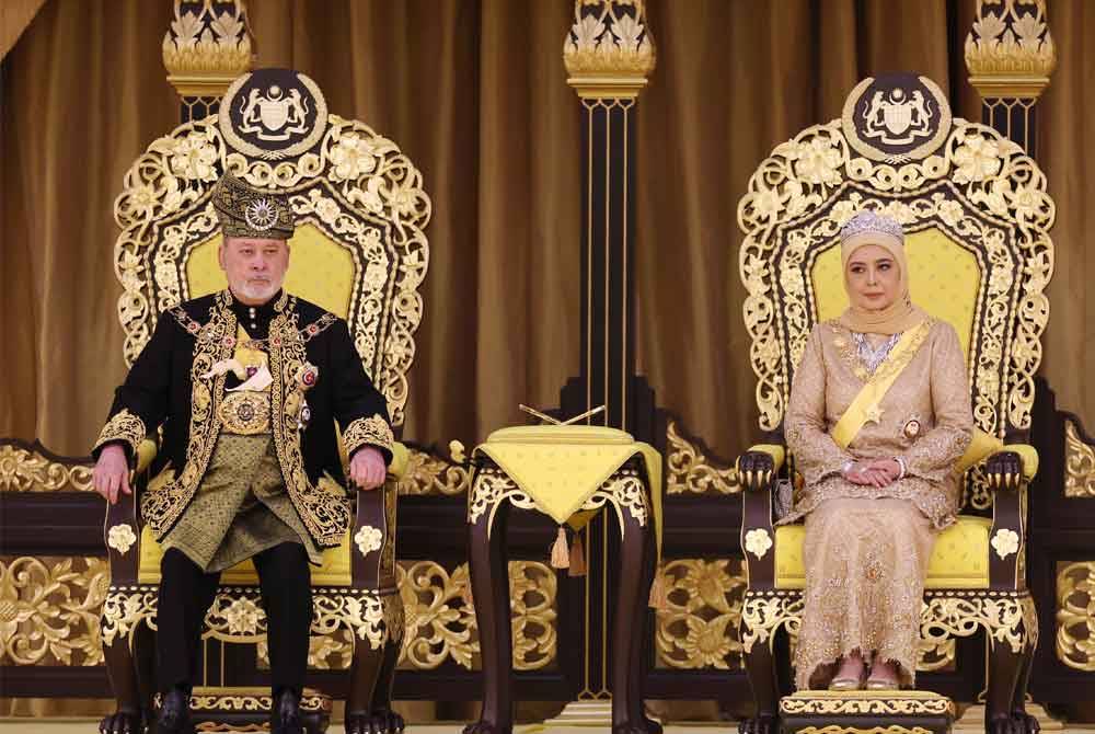 Yang di-Pertuan Agong Sultan Ibrahim dan Raja Permaisuri Agong Raja Zarith Sofiah bersemayam di singgahsana, Balairong Seri Istana Negara sempena Istiadat Pertabalan Yang di-Pertuan Agong ke-17 pada Sabtu. - Foto: Bernama