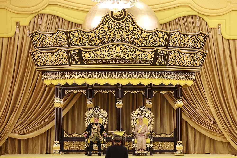 Yang di-Pertuan Agong, Sultan Ibrahim dan Raja Permaisuri Agong, Raja Zarith Sofiah bersemayam di singgahsana, Balairong Seri Istana Negara sempena Istiadat Pertabalan Yang di-Pertuan Agong ke-17 pada Sabti. Foto Bernama