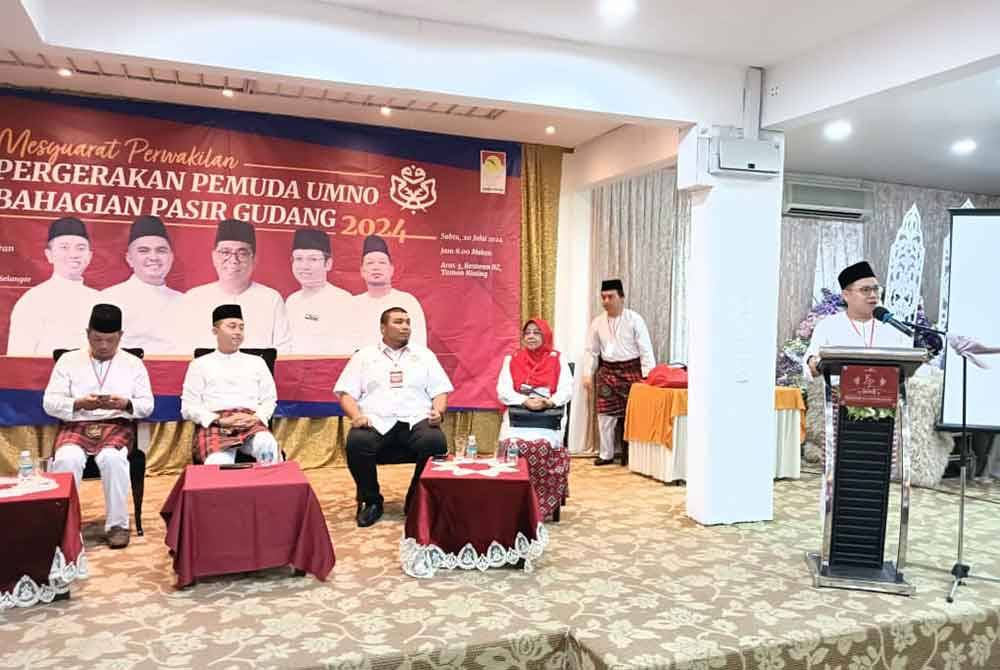 Noor Azleen ketika berucap merasmikan Mesyuarat Perwakilan Pemuda UMNO Bahagian Pasir Gudang di Taman Rinting, Pasir Gudang pada Sabtu malam.