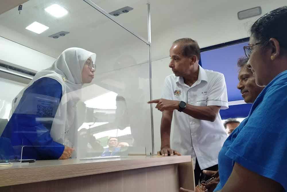 Kula Segaran (berdiri, kanan) melihat secara dekat kenderaan JoW sempena Program Hari Bertemu Pelanggan Bahagian Hal Ehwal Undang-Undang Jabatan Perdana Menteri di sebuah pusat beli belah pada Ahad.