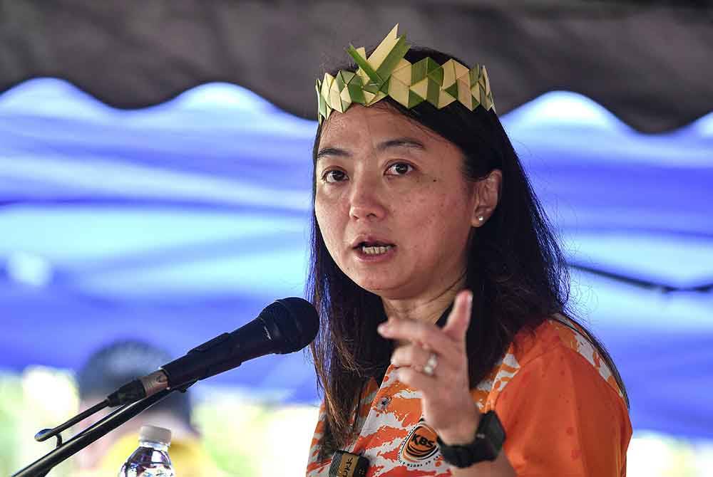 Menteri Belia dan Sukan, Hannah Yeoh berucap pada Majlis Peluncuran Program Satu Pemimpin Satu Kampung (Santuni Madani) di Kampung Orang Asli Buloh Telor pada Ahad. Foto Bernama