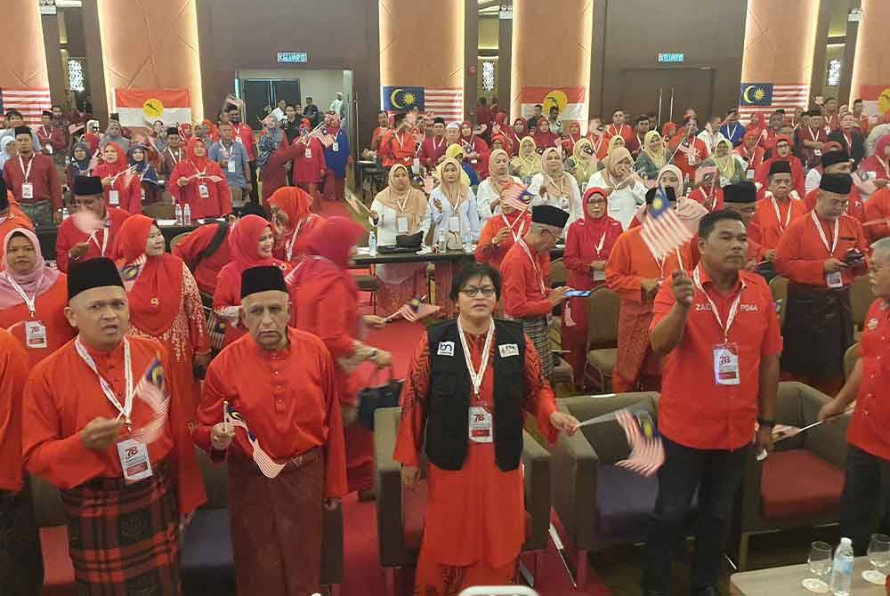 Azalina (tengah) bersama perwakilan UMNO Bahagian Bukit Mertajam.