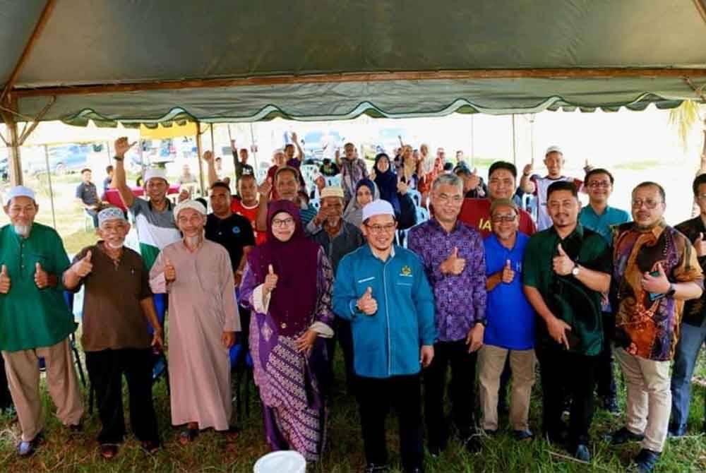 Tuan Mohd Saripudin (tujuh dari kanan) bergambar bersama pesawah di Gong Manok, Semerak.