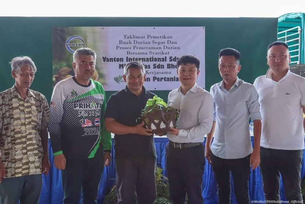 Azman (tiga diri kiri) ketika majlis pertemuan bersama delegasi dari pengeksport buah-buahan terbesar di China, syarikat Vanton International Sdn Bhd serta syarikat Mia Nafas Sdn Bhd dengan pekebun durian di DUN Hulu Terengganu. - Foto: FB Dr Azman Ibrahim