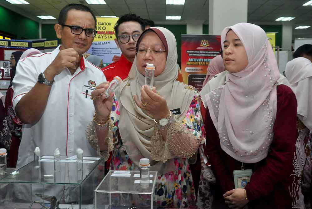 Dr Kasemani melihat sampel nyamuk tiruk yang menyebarkan penyakit demam malaria di sebuah gerai pameran sempena Malis Pelancaran Sambutan Hari Malaria peringkat negeri di Masjid Hadhari hari ini. Foto Bernama