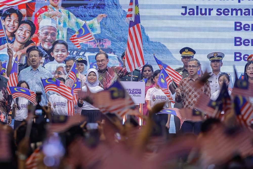 Anwar menyempurnakan Majlis Pelancaran Bulan Kebangsaan dan Kibar Jalur Gemilang 2024 di Cyber Event Hall hari ini. Foto Bernama