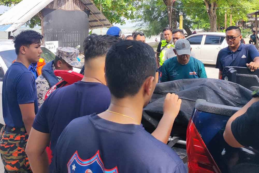 Mayat seorang lelaki yang ditemui lemas di Pantai Batu Layar, Kota Tinggi pada petang Ahad.