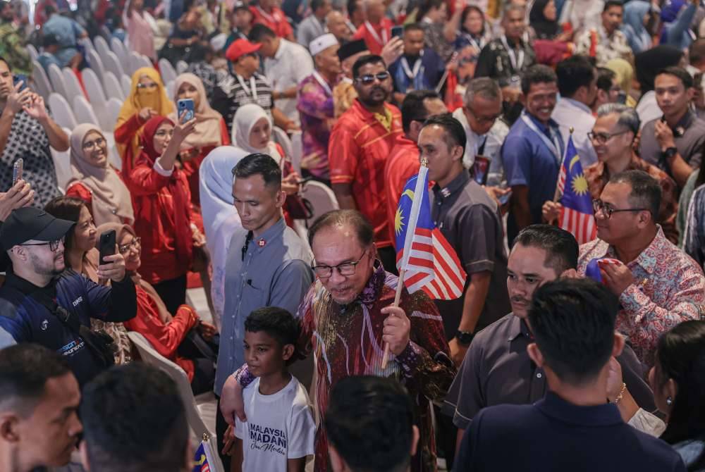 Anwar beramah mesra bersama tetamu yang hadir selepas melancarkan Bulan Kebangsaan dan Kibar Jalur Gemilang 2024 di Cyber Event Hall hari ini. Foto Bernama