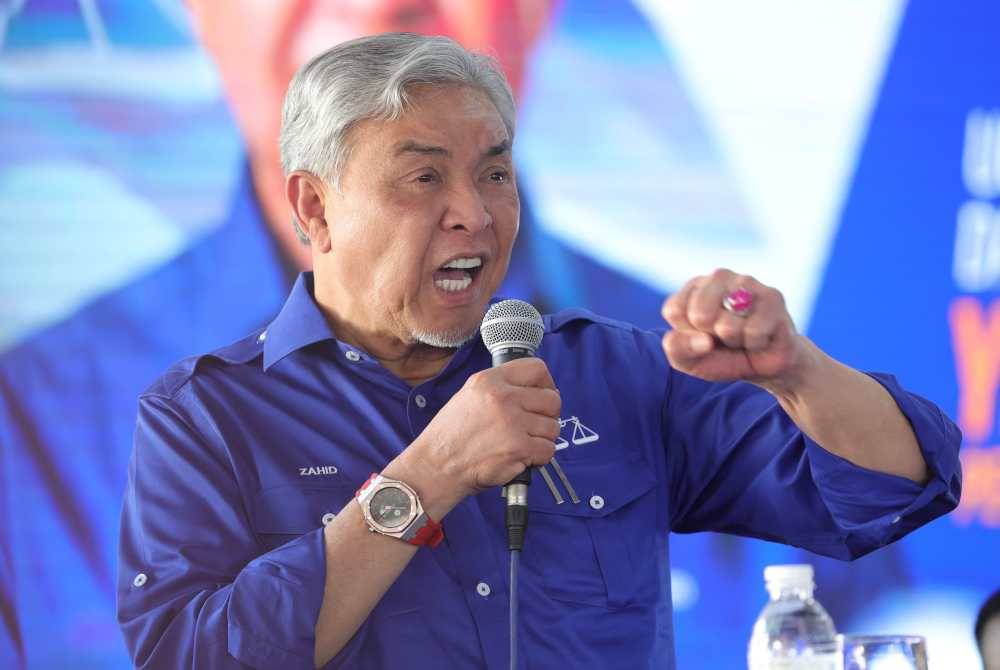 Ahmad Zahid ketika menyampaikan ucapan pada Himpunan dan Konvensyen BN Sabah sempena sambutan Ulang Tahun Jubli Emas BN Ke-50 di Dewan Sekolah Menengah Jenis Kebangsaan Tiong Hua, Sandakan hari ini. Foto Bernama