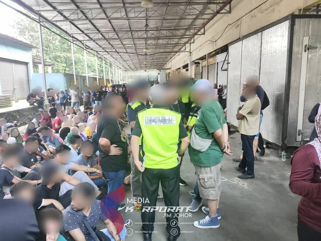 Sebahagian warga asing yang ditahan dalam lapan operasi serentak di Senai, Segamat, Batu Pahat dan Mersing pada Khamis. - Foto: JIM Johor