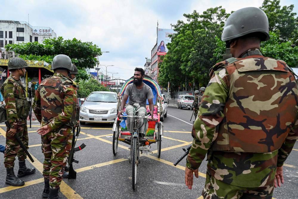 Askar mengawal jalan raya susulan perintah berkurung dilaksanakan di seluruh Bangladesh pada Sabtu. Foto AFP