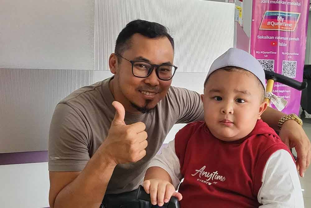 Abang Aji (kanan) bersama ayahnya, Mohd Redzuan ketika hadir di Kompleks Kumpulan Karangkraf, Seksyen 15, Shah Alam pada Ahad.