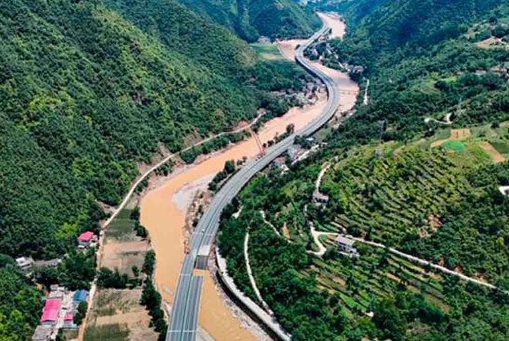 Bahagian sepanjang 40 meter Jambatan No. 2 di Kampung Yanping runtuh kira-kira 8.40 malam pada Jumaat, selepas hujan lebat menyebabkan banjir kilat di Sungai Jinqian. Foto X/@XHNews