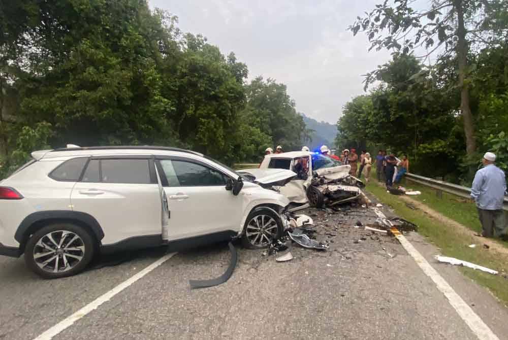 Keadaan kedua-dua kenderaan remuk selepas terlibat kemalangan. Foto Ihsan Bomba