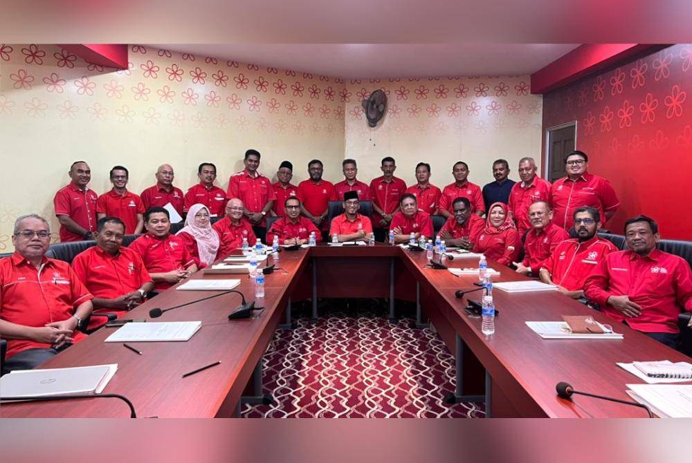 Ahmad Faizal (duduk, tengah) bersama pimpinan Bersatu Perak selepas Mesyuarat Jawatankuasa Badan Pimpinan Bersatu Perak yang diadakan pada Ahad.