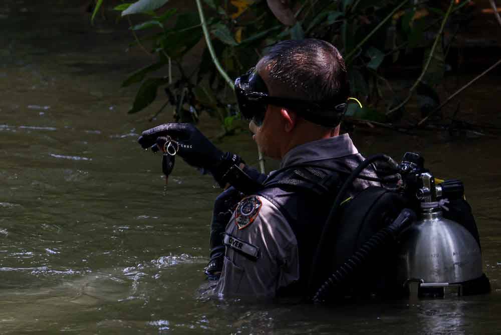 Pasukan pencarian dari Unit Siasatan Forensik Sub Akuatik PDRM menemukan kunci kereta di Sungai Trolak, Kampung Batu 4, Trolak. Foto Bernama