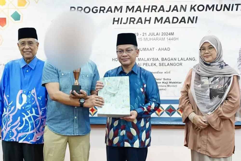 Mohd Na&#039;im (tengah) pada Program Mahrajan Komuniti Hijrah Madani bersama peserta.