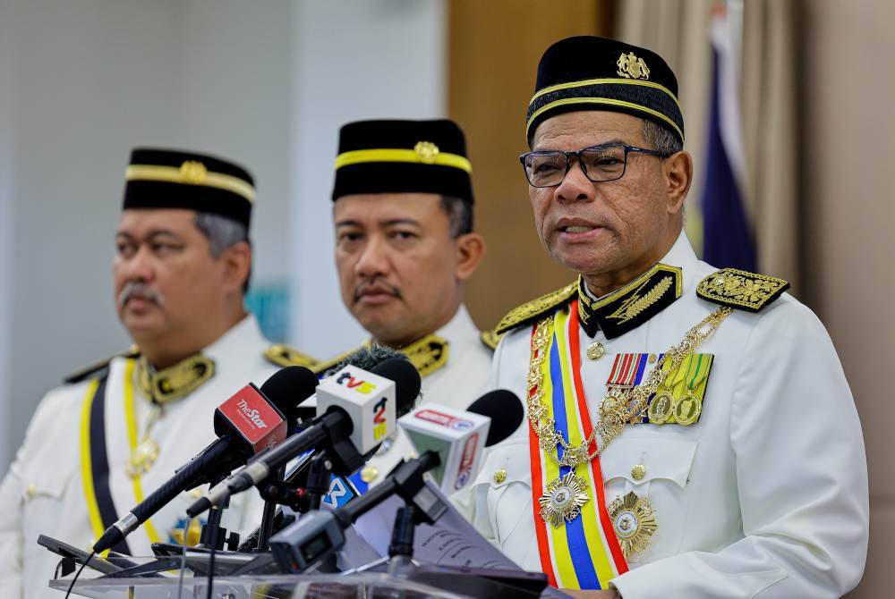 Saifuddin Nasution (kanan) ketika sidang media selepas menghadiri sambutan Hari Imigresen 2024 di Dataran Pahlawan pada Isnin. Foto Bernama