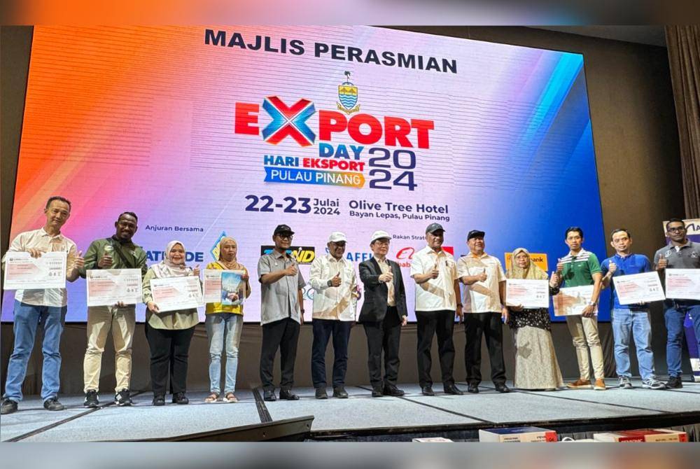 Kon Yeow (tujuh dari kiri) dan Reezal (lapan dari kiri) bergambar bersama semua penerima Skim Pinjaman Harapan Pulau Pinang di Majlis Perasmian Hari Eksport Pulau Pinang 2024 pada Isnin.