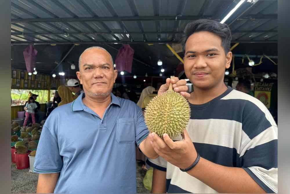 Mid (kiri) bersama anak lelakinya menunjukkan durian yang ditukar dengan 5 sen.