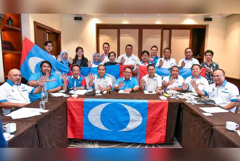 Mustapha (tengah) bersama Ketua-Ketua Cabang PKR di Sabah dalam sidang media di Kota Kinabalu.