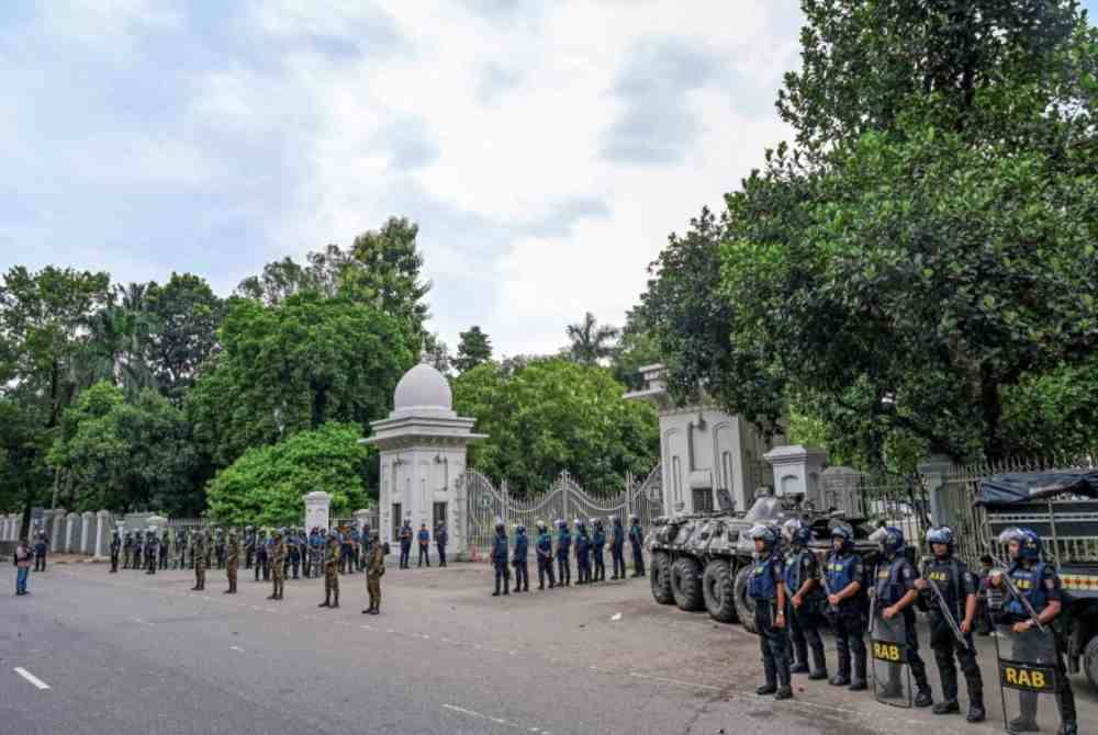 Perintah berkurung di Bangladesh memasuki hari ketiga berturut-turut pada Isnin selepas para pelajar mendesak kerajaan mengeluarkan notis rasmi mengenai kuota baharu bagi perkhidmatan awam. - Foto AFP