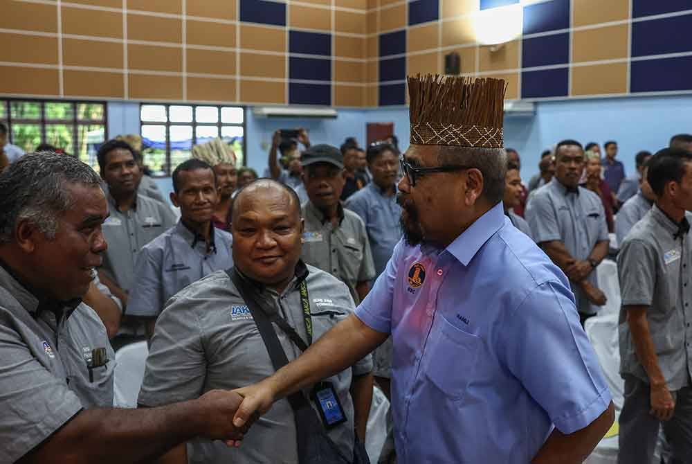 Ramli beramah mesra bersama wakil-wakil Orang Asli yang hadir pada Program Perhimpunan bersama Penghulu, Pengerusi dan Setiausaha JPKKOA negeri Kelantan dan Terengganu di Dewan Bonda Yah Rancangan Pengumpulan Semula Kuala Betis pada Isnin. Foto Bernama