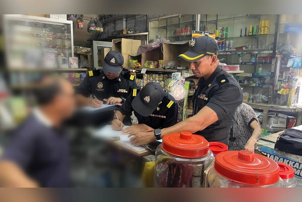 Penguat kuasa KPDN Pahang melakukan pemeriksaan sebelum mengambil tindakan terhadap peniaga sebuah premis runcit di sini yang didapati enggan menjual barang kawalan, gula bertapis kasar dan minyak masak polibeg sekilogram.