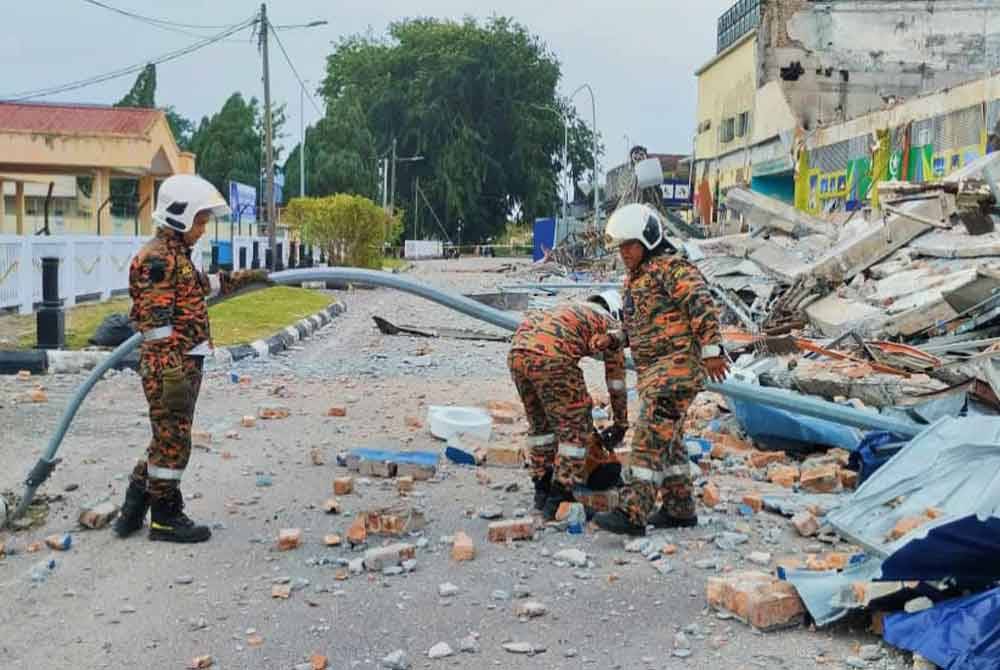 Operasi bomba di lokasi kejadian tertumpu kepada kerja-kerja mengalihkan sisa runtuhan yang menghalang laluan.