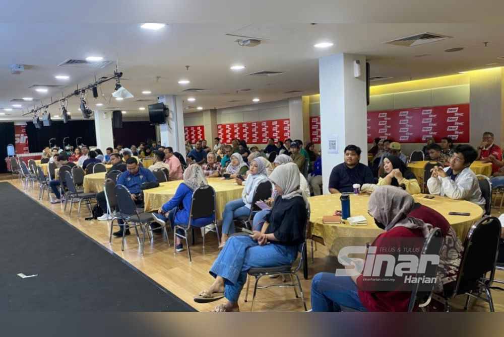 Suasana ketika sesi taklimat bagi vendor Karnival Rakyat Karangkraf yang diadakan di Karangkraf, Seksyen 15, di sini pada Isnin.