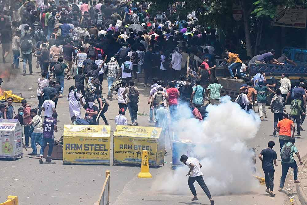 Penunjuk perasaan anti-kuota bertempur dengan polis di Dhaka. Foto AFP