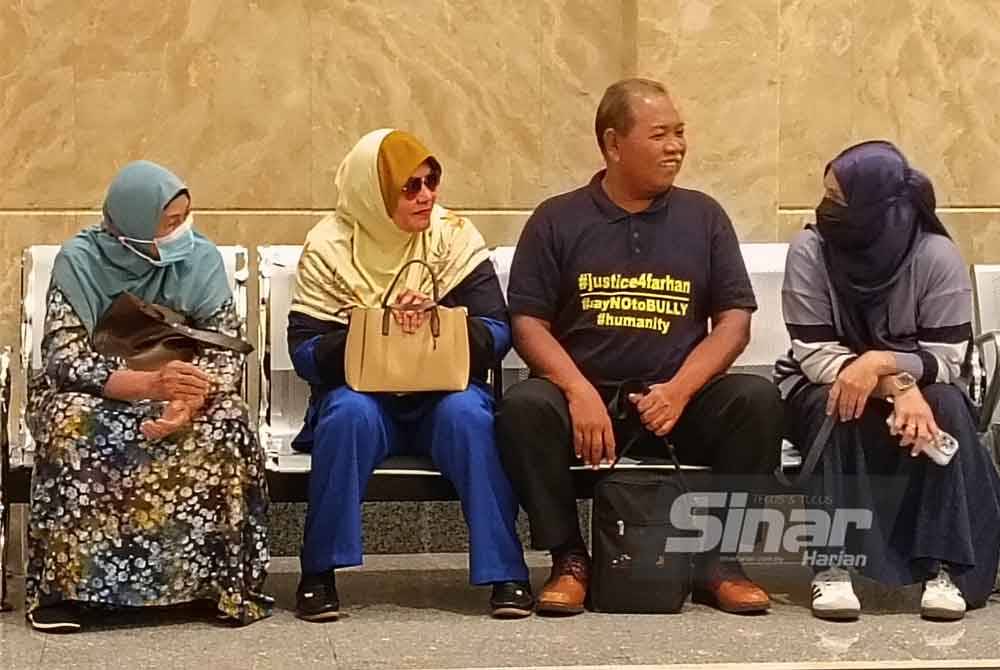 Zulkarnain memakai baju T tertera tulisan #justice4farhan #sayNOtoBULLY #humanity untuk arwah anaknya, Allahyarham Zulfarhan di Mahkamah Rayuan, Putrajaya pada Selasa.