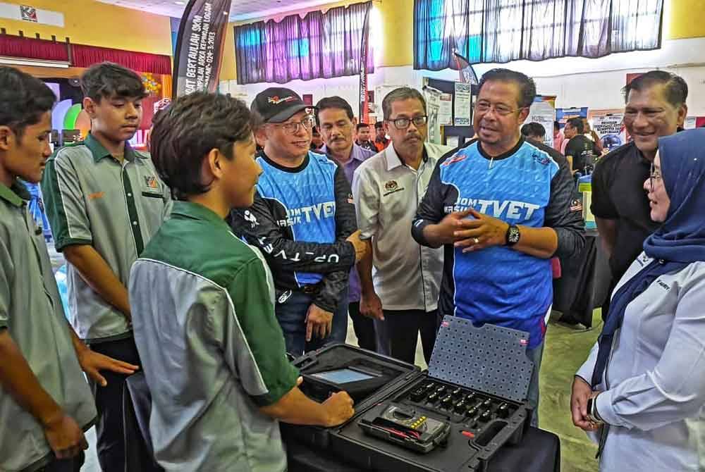 Abdul Rahman (tengah) menyantuni penuntut yang terlibat sempena kembara itu di KVSHAS Lipis pada Isnin.